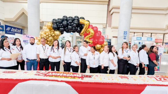 Casa Ley reparte pastel de 12 metros y celebra su 72 aniversario junto a familias de Ciudad Obregón