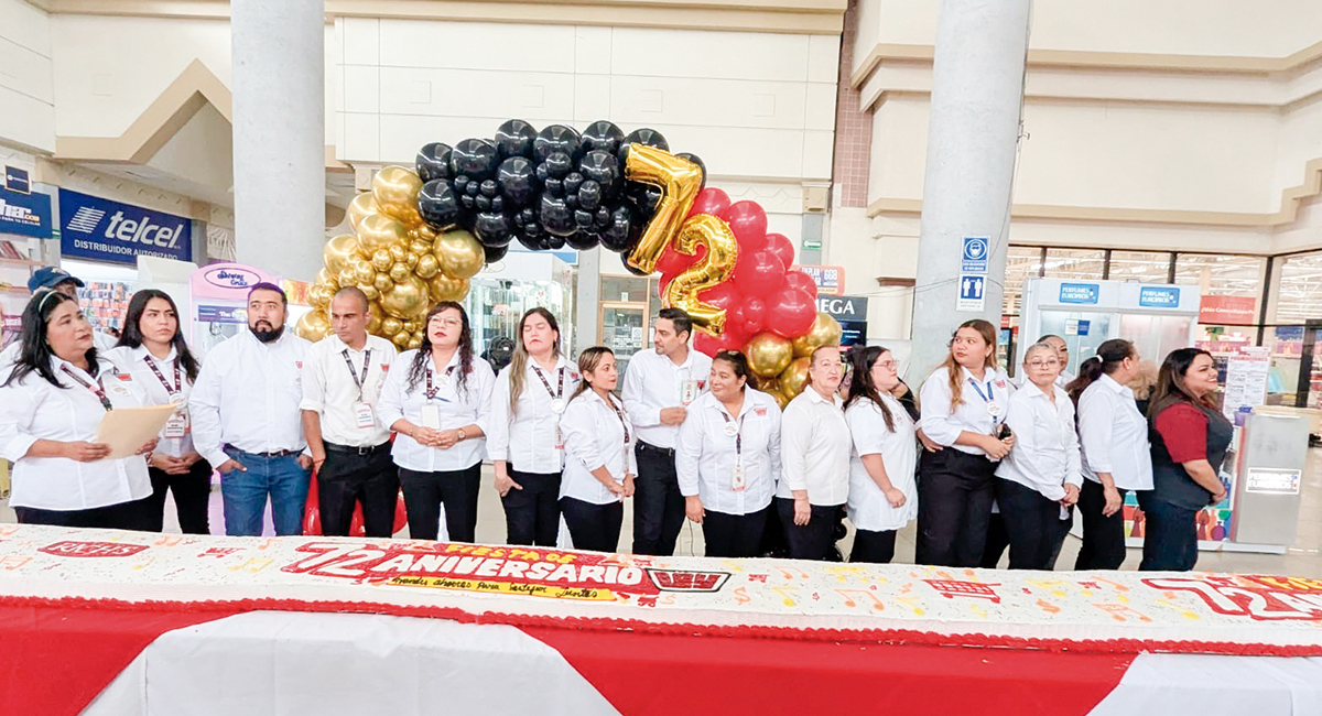 Casa Ley reparte pastel de 12 metros y celebra su 72 aniversario junto a familias de Ciudad Obregón