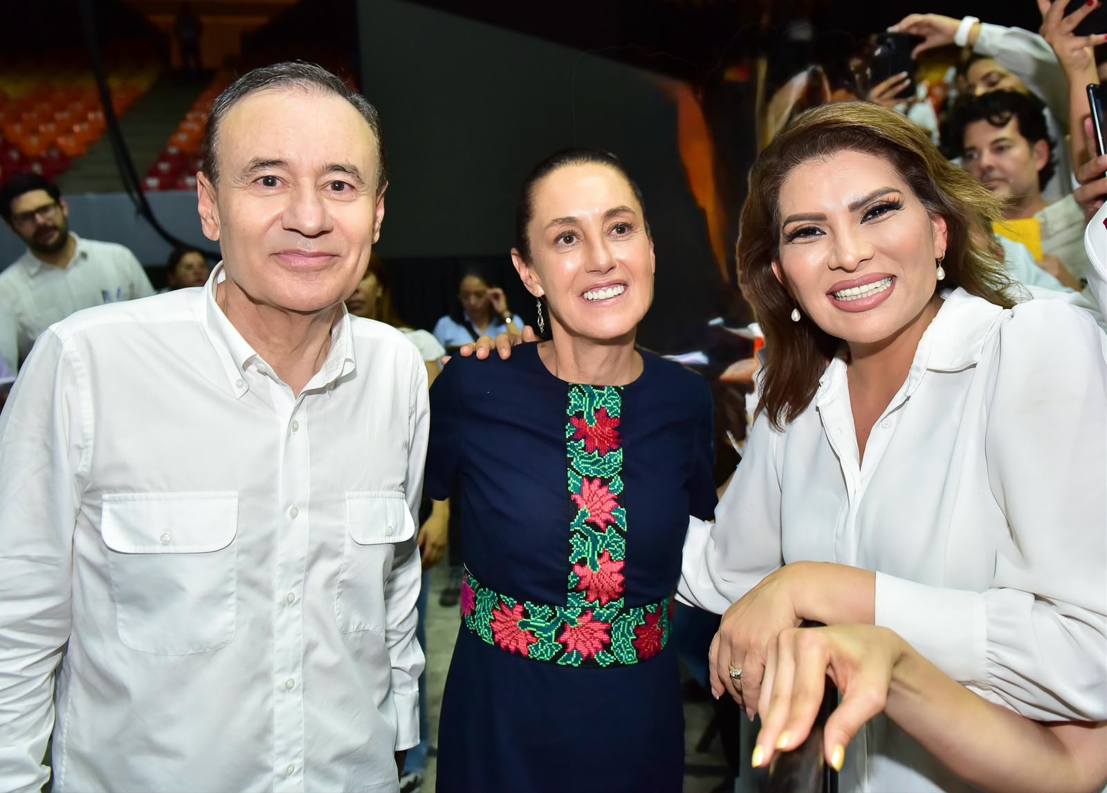Con la presidenta Claudia Sheinbaum y el gobernador Alfonso Durazo, la educación es un derecho y no un privilegio Lorenia VallesCon la presidenta Claudia Sheinbaum y el gobernador Alfonso Durazo, la educación es un derecho y no un privilegio Lorenia Valles