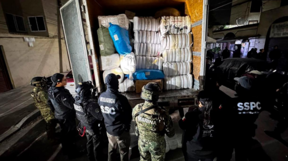 Decomisan 13 toneladas de tabaco ilegal durante cateos simultáneos en CDMX