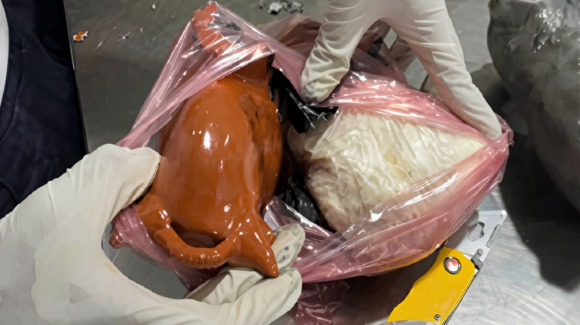 Decomisan en el AICM más de ocho kilos de cocaína ocultos en artesanías procedentes de Perú
