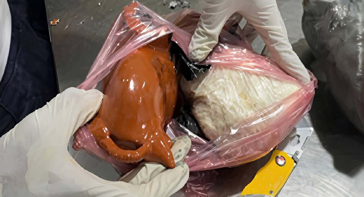 Decomisan en el AICM más de ocho kilos de cocaína ocultos en artesanías procedentes de Perú