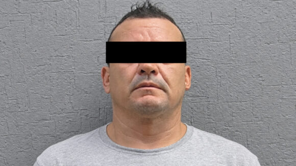 Detienen a hombre que atacó a puñetazos a cliente en banco de Hermosillo; lo investigan por amenazas