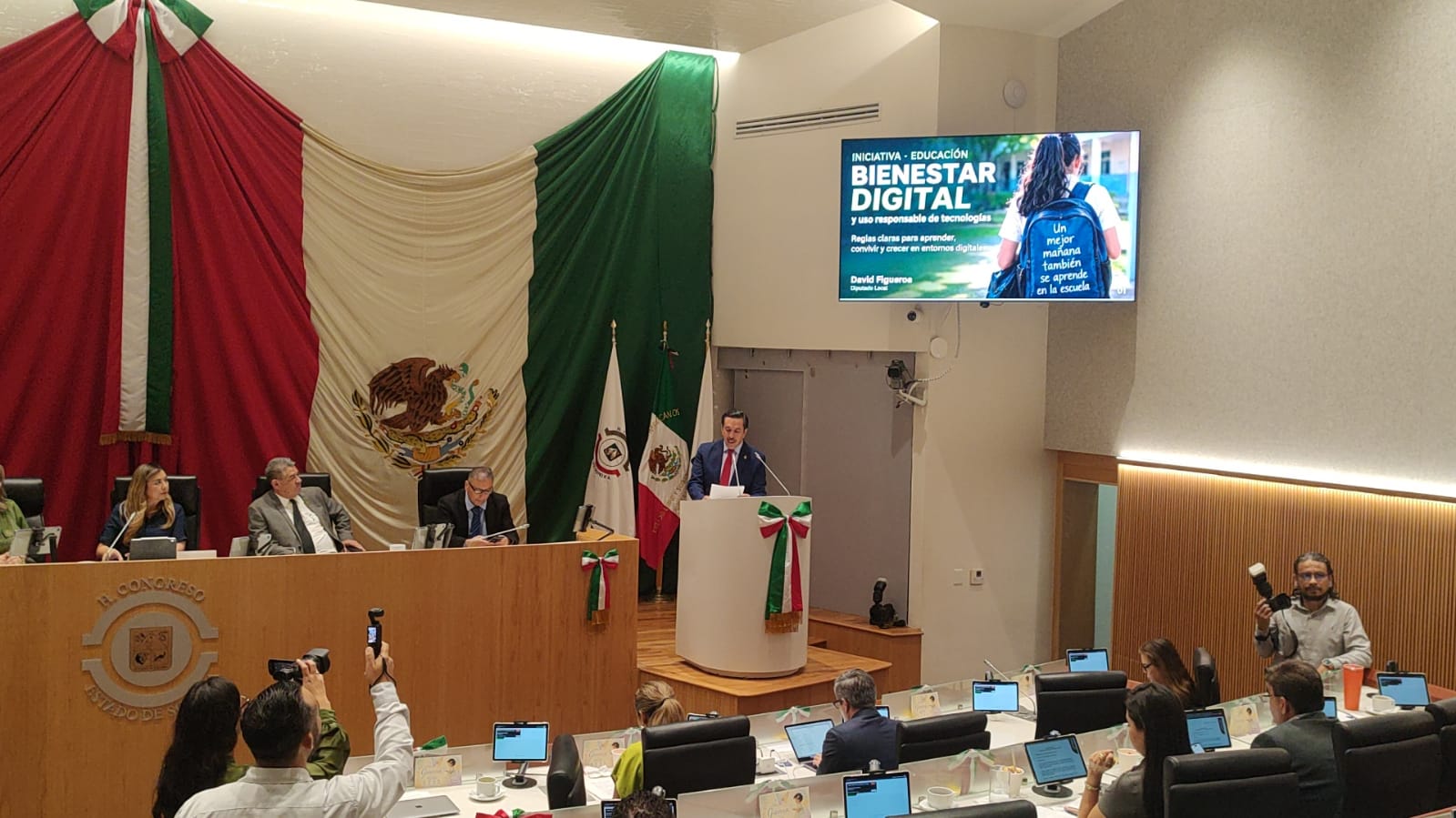 Diputado David Figueroa Ortega propone regular uso de teléfonos en escuelas de educación básica en Sonora