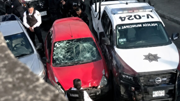 VIDEO: Disparó contra casa, inició persecución, atropelló a policía y terminó detenido en Edomex