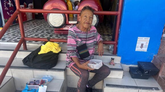 Doña Carmelita vende dulces en Guaymas para sostener a su familia vulnerable
