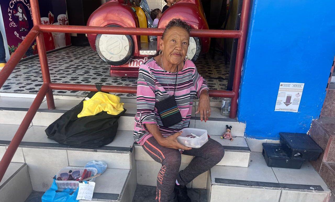 Doña Carmelita vende dulces para sacar adelante a su familia