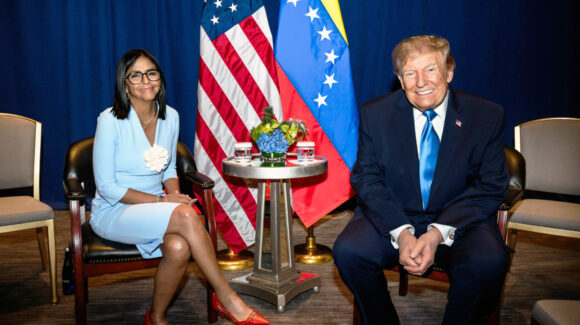 Donald Trump y Delcy Rodríguez se reúnen por primera vez en Nueva York; hubo protestas y detenidos