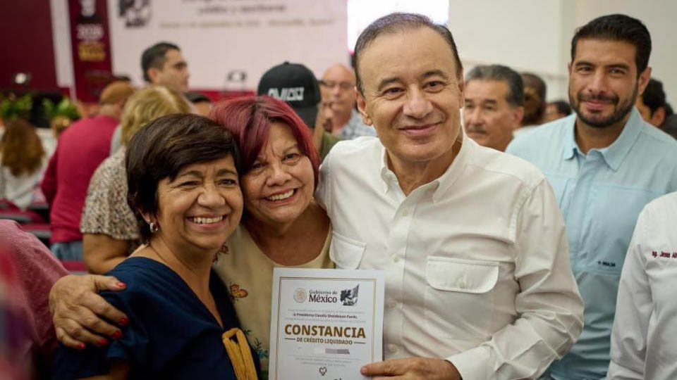 Durazo entrega escrituras y constancias de crédito liquidado a familias sonorenses