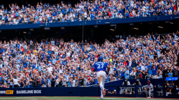 Tres jonrones consecutivos impulsan a Blue Jays ante Orioles y los acercan al último boleto del Wild Card