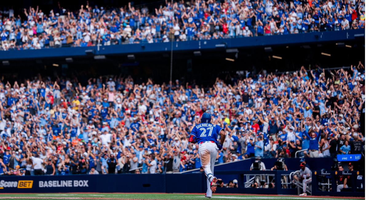 El Rogers Centre explotó con tres jonrones consecutivos y Toronto venció a Baltimore para acercarse al Wild Card de la Americana
