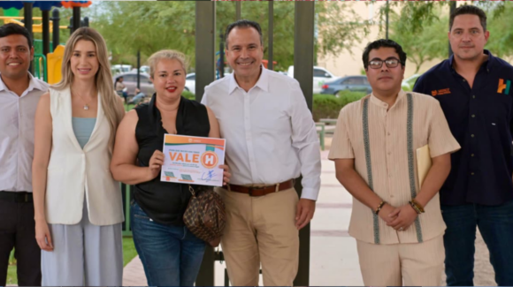 Antonio Astiazarán entrega paneles solares para 71 viviendas de Praga Residencial en Hermosillo