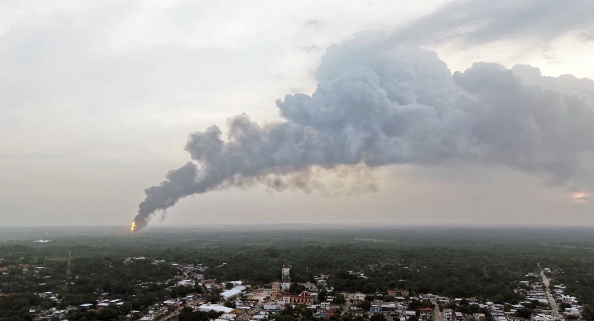 VIDEO: Fuerte explosión en planta de sal deja tres muertos en Veracruz; activan varios hospitales