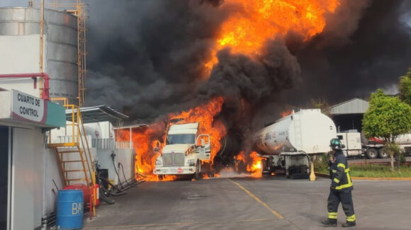 VIDEO: Incendio de dos pipas en complejo industrial del Edomex deja varias personas lesionadas