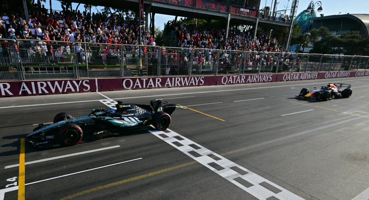 George Russell resistió el ataque de Max Verstappen para llevarse la victoria en Azerbaiyán, dejando un apretado final de carrera