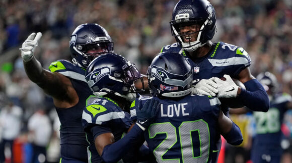 Impulsados por su defensa, los Seahawks remontan y derrotan a los Patriots en el arranque de la NFL