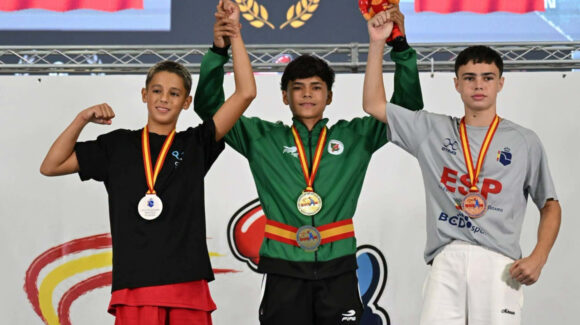 Sigue el legado: Santiago, hijo del ‘Gallo’ Estrada, conquista el torneo Boxam de España