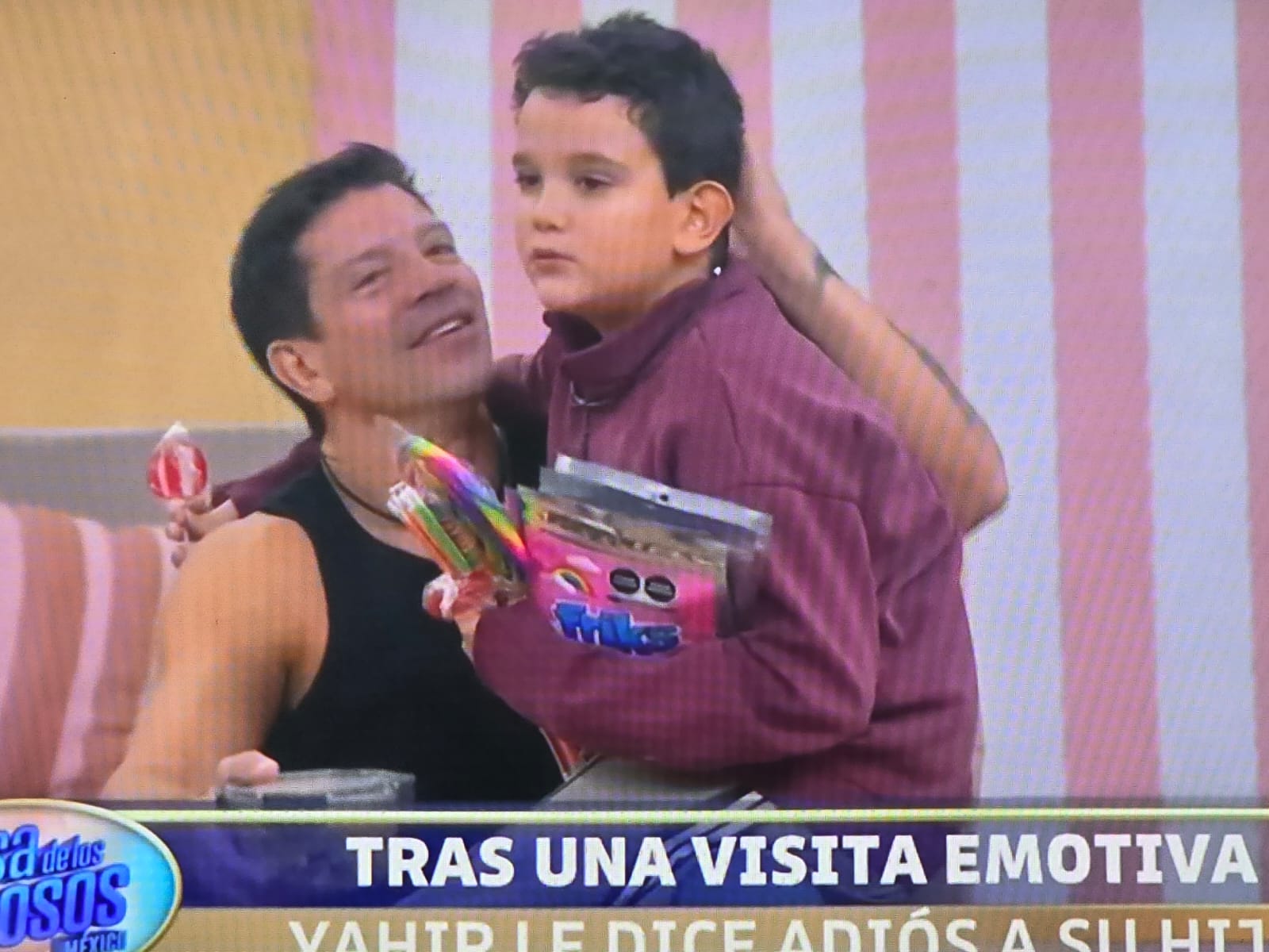 El hijo de Yahir entró a la casa