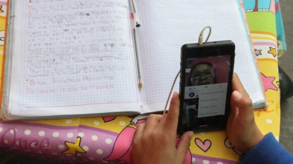 Iglesia Católica pide a padres educarse en uso digital para limitar pantallas