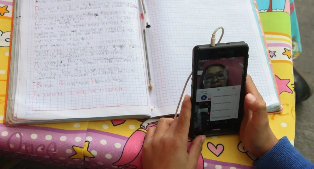 Iglesia Católica pide a padres educarse en uso digital para limitar pantallas