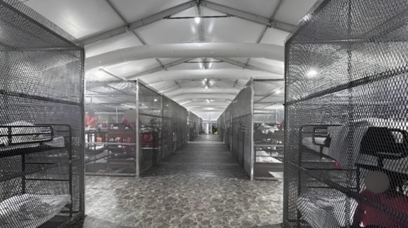 Informe del DHS revela el uso de jaulas y graves abusos contra inmigrantes en Alligator Alcatraz