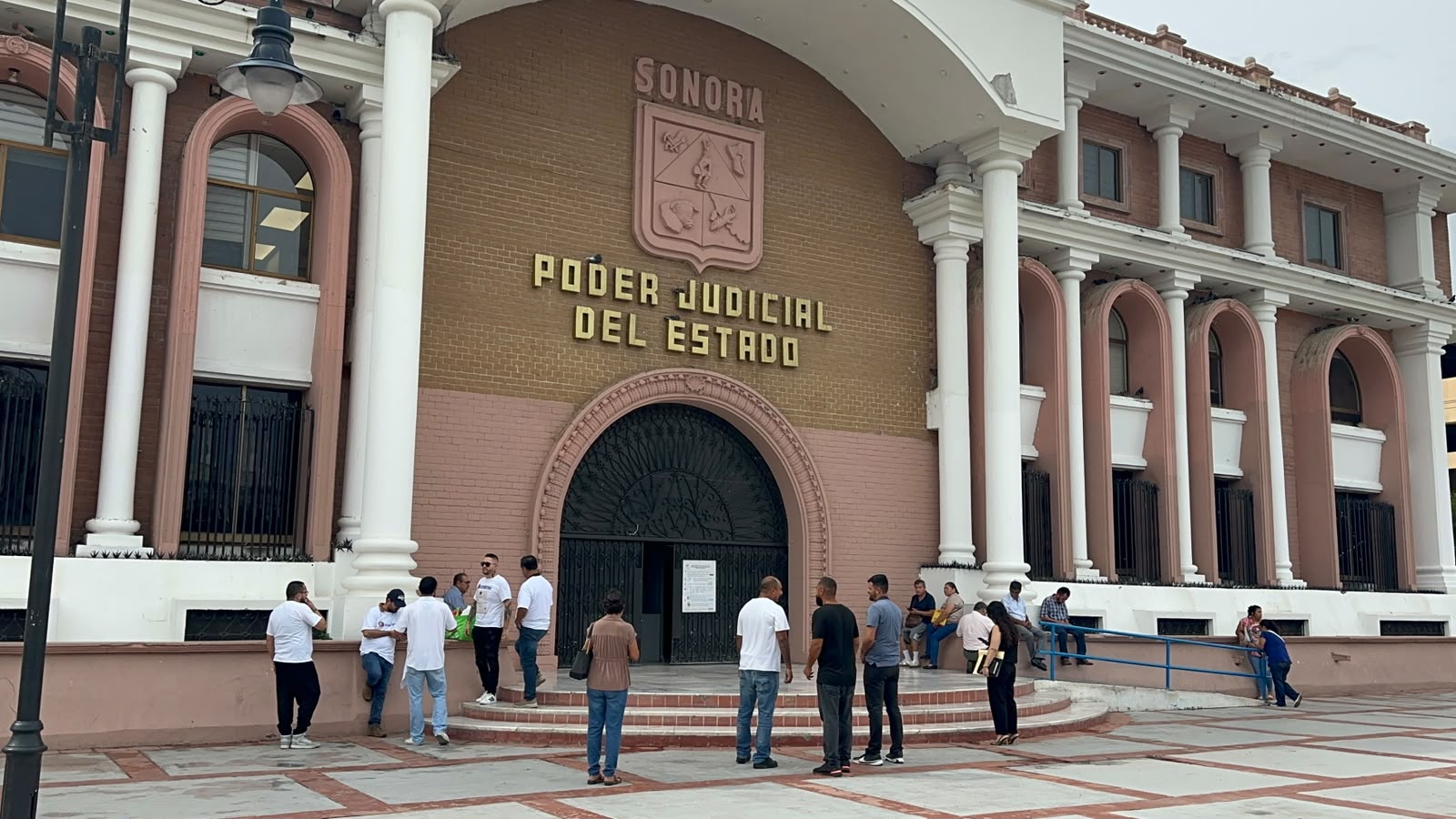Integrantes del colectivo 'Soy Papá no Criminal' se manifestaron frente al Supremo Tribunal de Justicia en Hermosillo