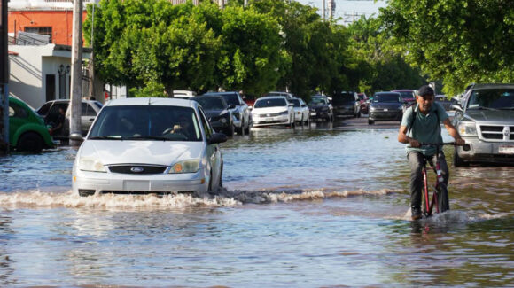 Intensa lluvia provoca hundimientos y acumulamiento de basura en Cajeme; Oomapasc atiende daños