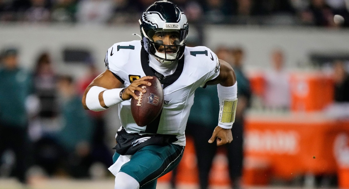 Jalen Hurts es evaluado por conmoción cerebral tras brutal tacleada por defensa de los Chicago Bears