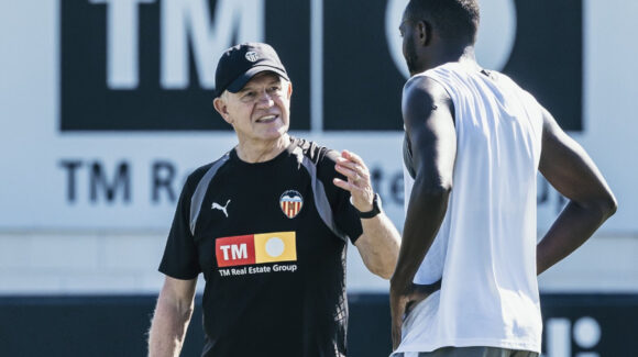 Javier Aguirre dirige su primer entrenamiento con Valencia CF tras llegar a España: debutará el 11 de octubre