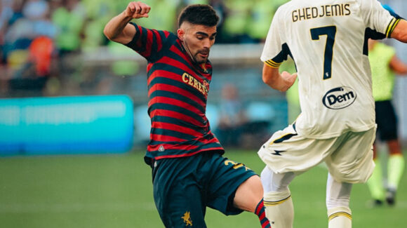 Johan Vásquez vive una jornada contrastante: marca un golazo y es expulsado en el empate del Genoa ante Frosinone