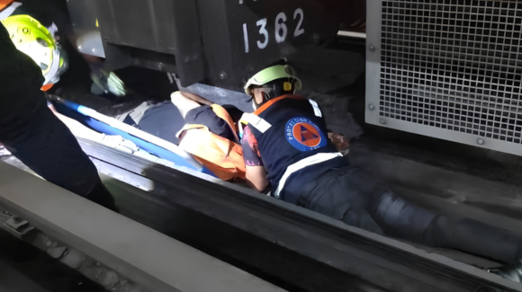 Joven queda atrapado entre los vagones del Metro de CDMX; suspenden servicio de Línea 7 en Mixcoac