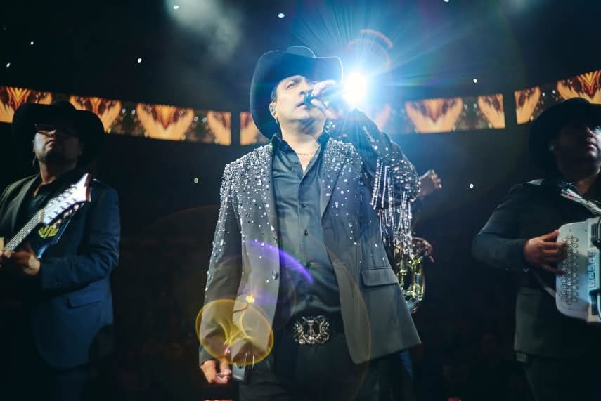 Julión Álvarez se quita las botas en pleno palenque para regalárselas a una fan