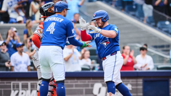 Kirk continúa encendido; dispara jonrón y los Blue Jays siguen en la pelea por el comodín