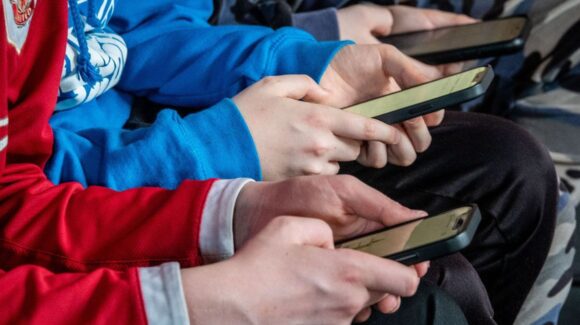 La Unión Europea evalúa prohibir el acceso a redes sociales a menores de 15 años