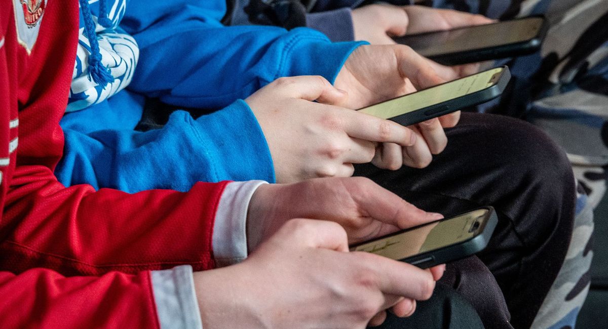 La Unión Europea evalúa prohibir el acceso a redes sociales a menores de 15 años