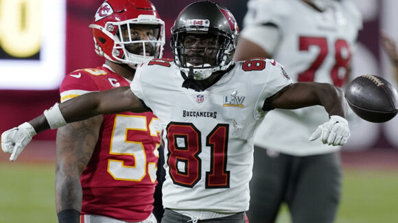 Antonio Brown, exjugador de la NFL, tendrá que esperar hasta octubre para conocer su futuro legal en Florida