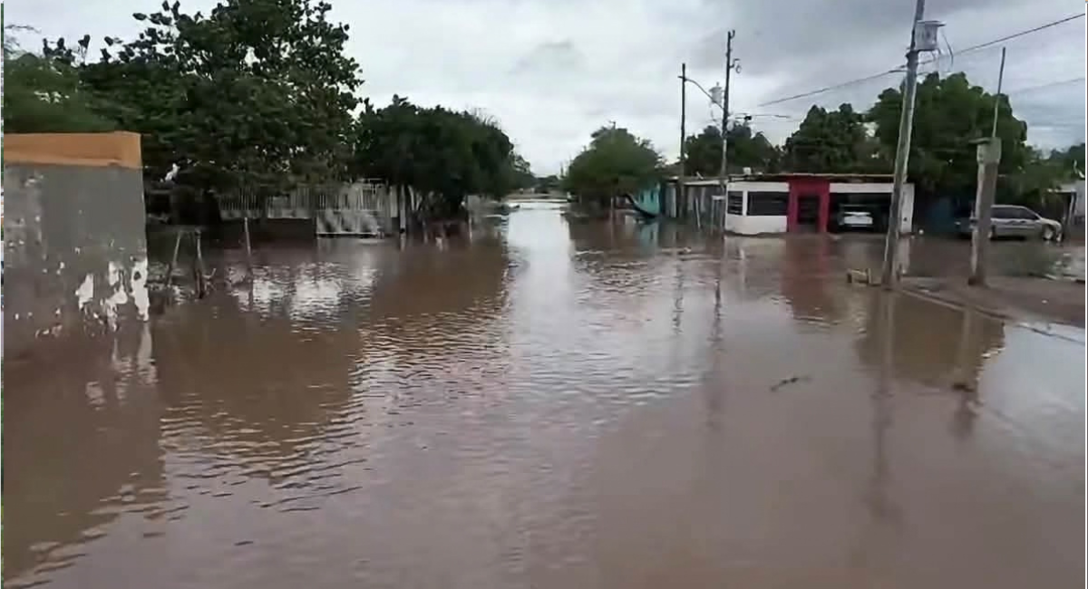 Las intensas lluvias dejan calles y casas inundadas en el poblado Miguel Alemán