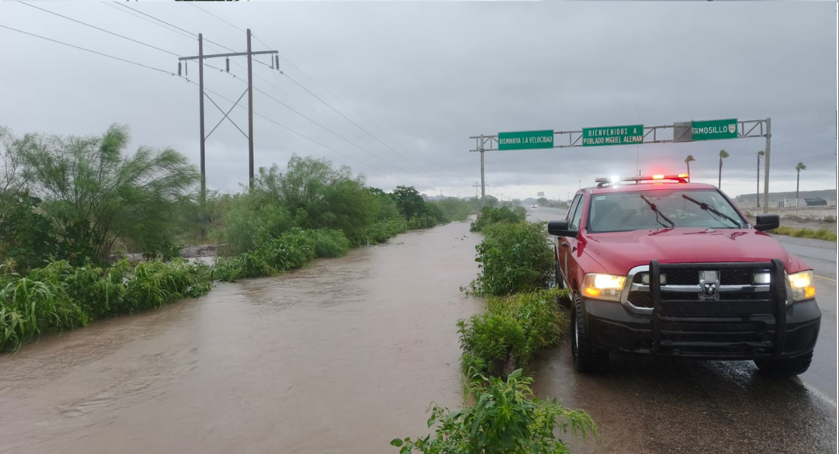 Las intensas lluvias dejan calles y casas inundadas en el poblado Miguel Alemán