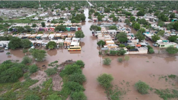 Las intensas lluvias dejan calles y casas inundadas en el poblado Miguel Alemán, de Hermosillo