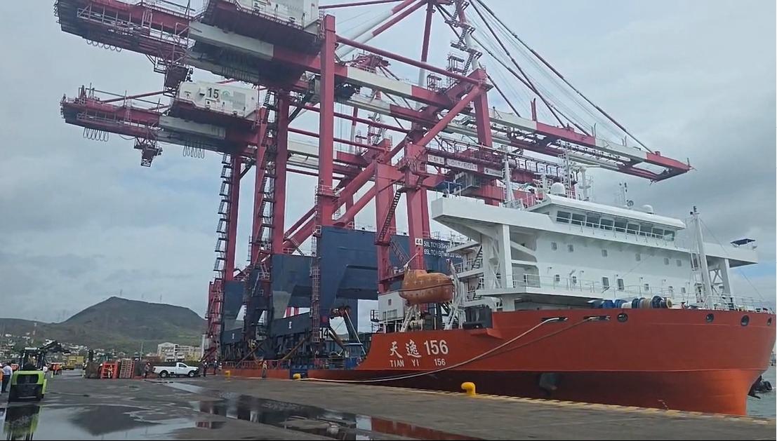Llegan a Guaymas dos grúas monumentales para triplicar capacidad de carga