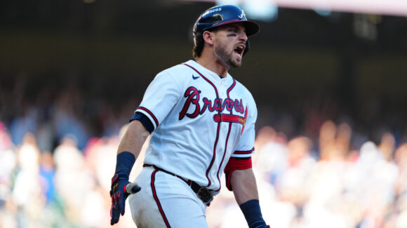 Austin Riley conecta jonrón de la remontada y Braves toman ventaja ante Phillies en la Serie de Comodín
