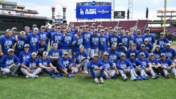 Dodgers son campeones del Oeste; vencen a Reds y aseguran playoffs con su quinto banderín divisional al hilo