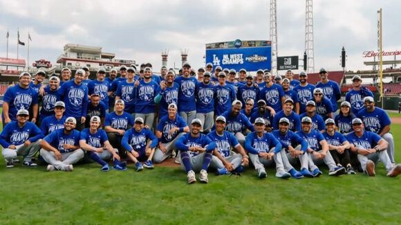 Dodgers son campeones del Oeste; vencen a Reds y aseguran playoffs con su quinto banderín divisional al hilo