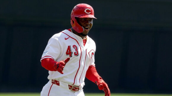 Reds despiertan con tres cuadrangulares, remontan a Padres y se quedan con la serie en Cincinnati