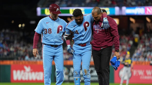 Phillies en alerta por Luis Arráez: sufre esguince de tobillo y podría perderse el cierre de temporada de MLB