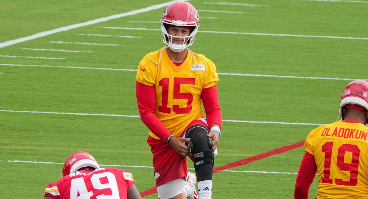 Mahomes ha estado practicando con rodillera