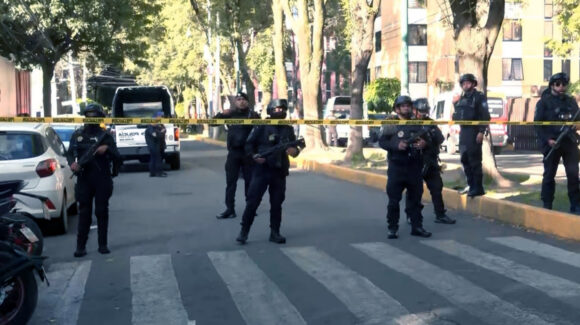 Matan a tiros a joven de 18 años por fuera del Cetis 33 en CDMX; atacantes huyeron en motocicleta