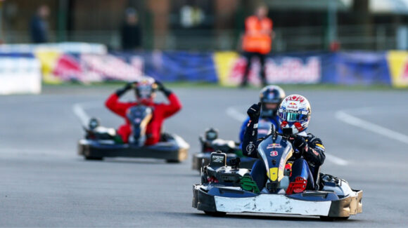 Max Verstappen desafía a 100 pilotos en Silverstone; arranca último y gana la carrera de karts en 14 vueltas