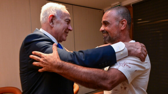 Netanyahu recibe a pasajero que sometió a piloto del Flydubai y narra cómo ocurrieron los hechos