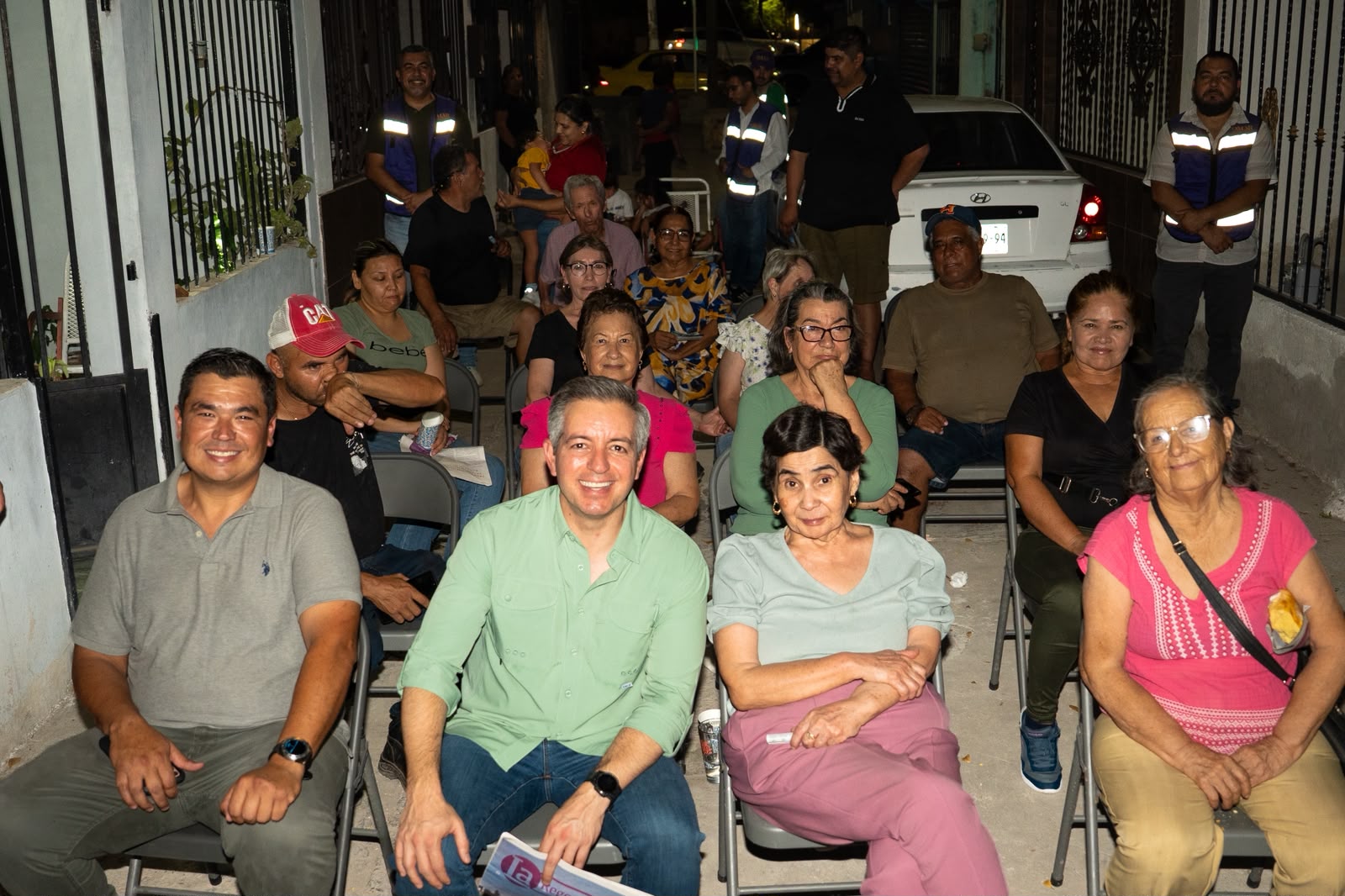 Omar Del Valle Colosio escucha a vecinos de Fovissste; plantean basura, luz y drenaje